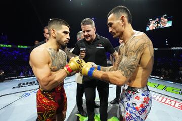 El luchador hispanogeorgiano Ilia Topuria y el luchador estadounidense Max Holloway se saludan antes del inicio del combate. 