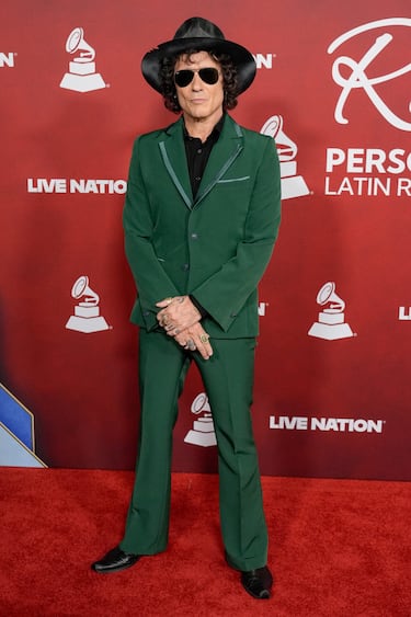 Enrique Bunbury posa en la alfombra roja de la gala 'Persona del Año' de los Latin Grammy 2025. 