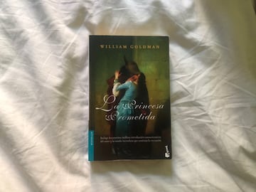 'La princesa prometida'. Un clásico. ¿Tu hija o hijo aún no lo conoce? ¿No ha visto la película? Es el momento. Fantasía, aventuras, personajes inolvidables y esa frase: "Hola. Me llamo Íñigo Montoya. Tú mataste a mi padre. Prepárate a morir". Editado en 1973, nunca envejecerá.