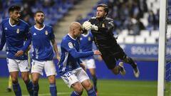 06/11/21  PARTIDO PRIMERA DIVISION
 REAL OVIEDO -  LAS PALMAS
 EL PORTERO FEMENIAS SALTA SOBRE SUS COMPA&bdquo;EROS POMBO Y DAVID