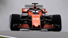 Fernando Alonso pilotando el McLaren con el Halo instalado en Sepang.