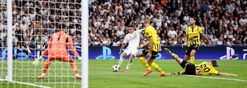 3-2. Lucas Vázquez penetra en el área del Dortmund y saca un tremendo latigazo para mandar el balón al fondo de la portería de Gregor Kobel.