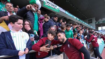 Jacobo se hace una foto con un aficionado