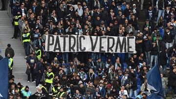 Los hinchas del Lazio insultan a Patric con una pancarta