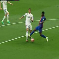 Posible penalti no pitado de Umtiti sobre Cristiano en el 2'