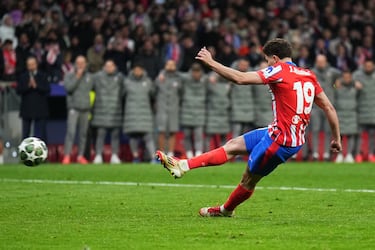 Un doble toque en el lanzamiento de su penalti invalidó el gol de Julián Alvarez en la tanda de penaltis entre el Atlético de Madrid y el Real Madrid.