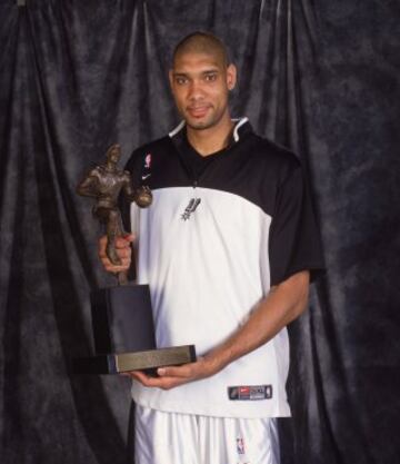 En mayo de 2003 recibe el trofeo MVP.