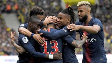 Paris Saint-Germain's Brazilian defender Daniel Alves celebrates with team mates after scoring during the French L1 football match between Nantes and PSG at the Beaujoire stadium in Nantes, on April 17, 2019. (Photo by LOIC VENANCE / AFP)