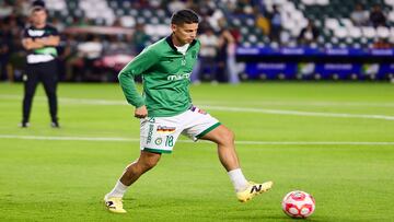 MEX3567. LEÓN (MÉXICO), 23/09/2025.- James Rodríguez de León patea un balón este martes, previo a un partido de la Liga MX entre León y Mazatlán en el estadio León, en Guanajuato (México). EFE/ Luis Ramírez