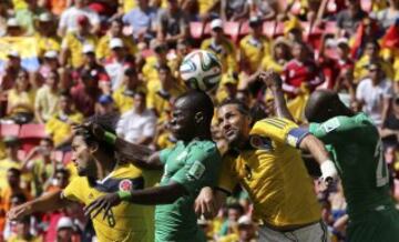 El centrocampista marfileño Ismael Tiote  unto a su compañero, defensa marfileño Souleymane Bamba y los jugadores de Colombia, Abel Aguilar y Mario Yepes luchan por el balón.