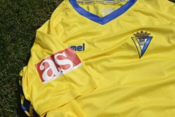 Camiseta del Cádiz con el logo de 'AS'.