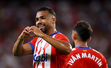 En enero de 2017 el Manchester City haría oficial el fichaje de Yangel Herrera, un joven centrocampista de corte defensivo criado en la liga venezolana. Tras dos años cedido en el New York City, Yangel tendría su primera experiencia en la Liga de la mano de la SD Huesca. 7 temporadas después, tras pasos por Granada, donde sería un habitual en la Europa League y RCD Espanyol, aterrizó en Girona, donde es a día de hoy uno de los mejores centrocampistas de la competición y pieza clave en la sorprendente clasificación de los comandados por Michel a la Champions League.