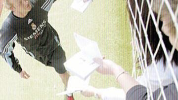 <b>ACLAMADO</B>. Zidane acudió a la llamada de los afi cionados para fi rmar autógrafos.