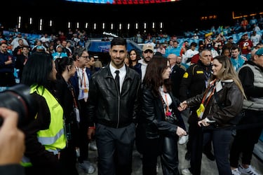 Marco Asensio asiste al partido de la NFL que disputan los Miami Dolphins contra los Washington Commanders en el Estadio Santiago Bernabéu. 
