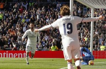 Isco celebra su segundo gol, el 4-0, junto a su asistente en el gol, Luka Modric.