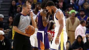 Stephen Curry se retira de la pista tras lesionarse en la muñeca izquierda contra Phoenix Suns.