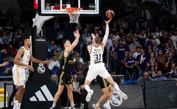 Dzanan Musa encara a Yanni Wetzell.