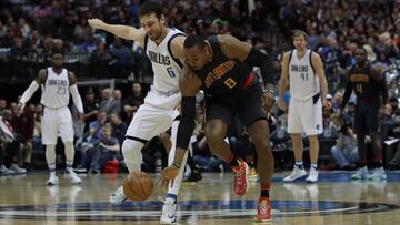 DALLAS, TX - JANUARY 07: Andrew Bogut #6 of the Dallas Mavericks runs for the loose ball against Dwight Howard #8 of the Atlanta Hawks at American Airlines Center on January 7, 2017 in Dallas, Texas. NOTE TO USER: User expressly acknowledges and agrees that, by downloading and or using this photograph, User is consenting to the terms and conditions of the Getty Images License Agreement. Ronald Martinez/Getty Images/AFP
== FOR NEWSPAPERS, INTERNET, TELCOS & TELEVISION USE ONLY ==