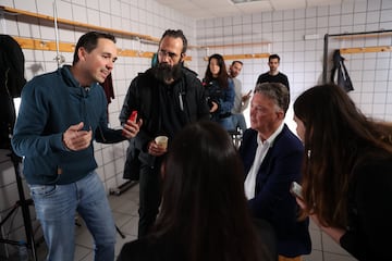 Nacho Solana, director del documental 'Siempre Positivo, habla con Van Gaal y María Blasco.


