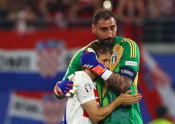 El portero de Italia, Gianluigi Donnarumma, consuela con su abrazo al jugador de Croacia, Luka Modric, tras quedarse, posiblemente, fuera de los octavos de final de la Eurocopa. 

