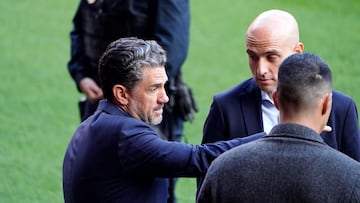 13/12/2025 SPORTING PARTIDO 2ª DIVISION
GIJON ESTADIO EL MOLINON SPORTING-GRANADA
IRARRAGORRI EN EL CESPED JUNTO AL PRESIDENTE GUERRA
FOTO PACO PAREDES