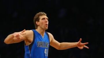 Dirk Nowitzki, festaja una canasta.