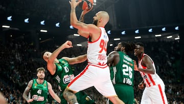 Olympiacos's Evan Fournier (C) in action during the Basketball EuroLeague match between Panathinaikos AKTOR Athens and Olympiacos Piraeus, in Athens, Greece, 08 November 2024.