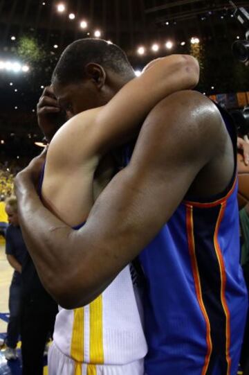 El abrazo entre Stephen Curry y Kevin Durant.