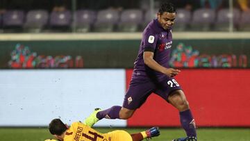 AS Roma Italian midfielder Alessandro Florenzi (L) tackles Fiorentina&#039;s Colombian forward Luis Muriel during the Italian Tim Cup round of eight football match Fiorentina vs AS Roma on January 30, 2019 at the Artemio - Franchi stadium in Florence. (Photo by Isabella BONOTTO / AFP)
