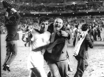 La Copa de Campeones de Europa de 1968/69 supuso la el segundo triunfo del equipo italiano tras vencer por 4-1 al Ajax ?msterdam en el Santiago Bernab¨¦u. Por el conjunto de Milan los goleadores fueron Prati, con un hat trick, y Sormani. Vasovi? anot¨® el gol del conjunto holand¨¦s.