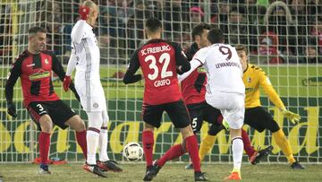 Munich&#039;s Polish forward Robert Lewandowski (R) scores the winning goal during the German first division Bundesliga football match SC Freiburg vs FC Bayern Munich in Freiburg, Germany, on January 20, 2017. / AFP PHOTO / THOMAS KIENZLE / RESTRICTIONS: DURING MATCH TIME: DFL RULES TO LIMIT THE ONLINE USAGE TO 15 PICTURES PER MATCH AND FORBID IMAGE SEQUENCES TO SIMULATE VIDEO. == RESTRICTED TO EDITORIAL USE == FOR FURTHER QUERIES PLEASE CONTACT DFL DIRECTLY AT + 49 69 650050
 