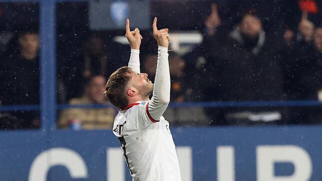 Santiago Giménez sella el triunfo del Milan en su debut