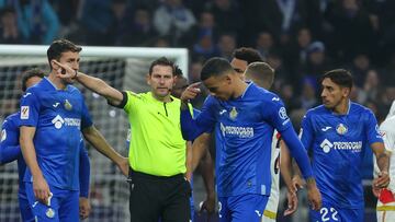 MADRID, 02/01/2024.-El centrocampista inglés del Getafe Mason Greenwood es expulsado con tarjeta roja directa durante el partido de la jornada 19 de LaLiga EA Sports contra el Rayo Vallecano, este martes en el estadio Cívitas Metropolitano en Madrid.- EFE/ Kiko Huesca
