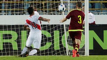 Mikel Villanueva en el momento de marcar su gol a Perú.