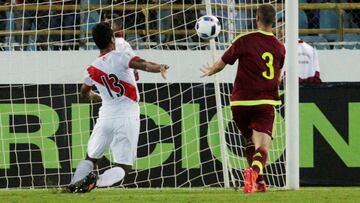 Mikel Villanueva en el momento de marcar su gol a Per&uacute;.