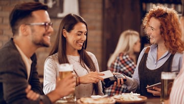 El país de Europa que ofrece trabajo de camarero a españoles por salarios de 27.300 euros: horarios flexibles con estos requisitos