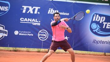 El tenista John Echeverría, durante el Open Ciudad de Linares del Circuito IBP Tenis Pro 2025