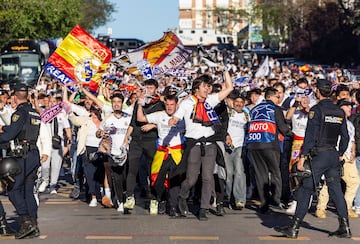 Aficionados madridistas llegando a la Plaza de los Sagrados Corazones.