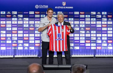 Llegó del Chelsea en una operación que se complicó por el no fichaje de Samu. Capitán y canterano del equipo blue. Era la petición de Simeone para el medio y no paró hasta conseguir su fichaje. Es una navaja suiza, puede jugar en diferentes posiciones en el centro del campo y rendir en todas ellas. Conor explotó en una cesión al Crystal Palace en la temporada 2021/22. También pasó cedido por el Charlton Athletic, West Bromwich y Swansea City. En sus dos últimas temporadas jugó 50 y 45 partidos en el Chelsea, un hombre clave. 