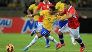Neymar disputa un balón con Cristian Álvarez.