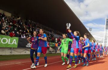 Celebración del FC Barcelona Femenino tras conseguir la Supercopa Femenina. 