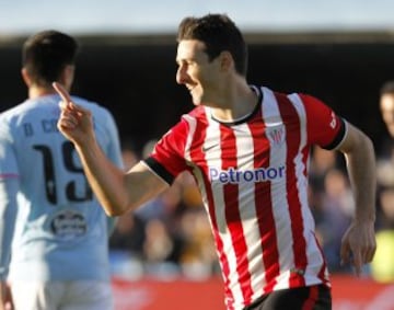 El jugador del Athletic de Bilbao Aduriz, celebra el segundo gol de su equipo durante el partido de ida de los octavos de final de la Copa del Rey de Fútbol que disputaron colntra el Celta de Vigo en el estadio de Balaidos. 