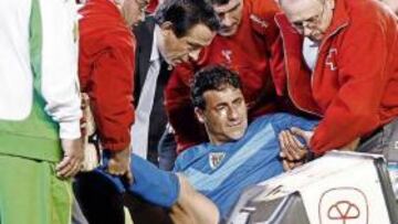 <b>RETIRADO. </b>El portero abandonó el campo con ayuda.