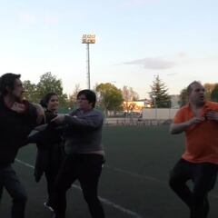 Un padre y una madre se pegan en otra pelea en el fútbol base