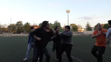 ¡Un padre y una madre se pegan durante un partido de fútbol!