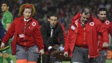 Success es retirado en camilla del terreno de juego, tras el choque con Peñaranda.