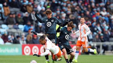 ST PAUL, MINNESOTA - FEBRUARY 28: Wil Trapp #20 and Morris Duggan #23 of Minnesota United compete for the ball against Ayoub Jabbari #99 of FC Cincinnatis in the first half at Allianz Field on February 28, 2026 in St Paul, Minnesota. David Berding/Getty Images/AFP (Photo by David Berding / GETTY IMAGES NORTH AMERICA / Getty Images via AFP)