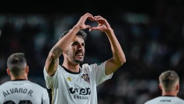 Alberto Quiles celebra un gol con el Albacete.