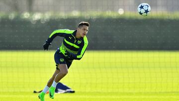 ST ALBANS, ENGLAND - MARCH 06: Alexis Sanchez of Arsenal chases down the ball during a training session at London Colney on March 6, 2017 in St Albans, England. (Photo by Dan Mullan/Getty Images)