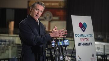 El gobernador de California, Gavin Newsom, habla en una conferencia de prensa despu&eacute;s de recorrer el centro de vacunaci&oacute;n de Stockton en el Stockton Arena en el centro de Stockton, California, el jueves 15 de abril de 2021. 